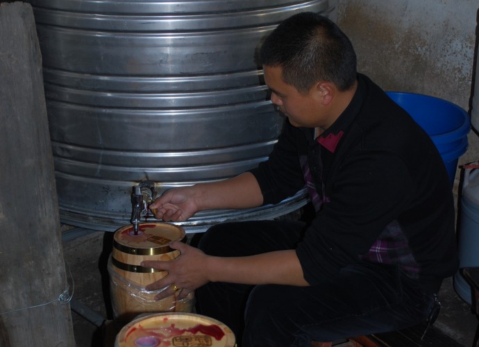 <p><b>A company hired Wu Gongdi’s family to make wine for its employees as an annual bonus gift. The mini-barrels the company used to hold the wine are labeled ‘Cizhong Chateau.’</b></p>
In 2014, Wu Gongdi’s family also began experimenting with storing and fermenting wine in oak barrels for the first time, as part of an agreement with a corporation in the provincial capital that hired his family to make wine as gifts for their employees. The ratio of production of the wine is 1 kilo of raw grapes for every half liter of finished product.