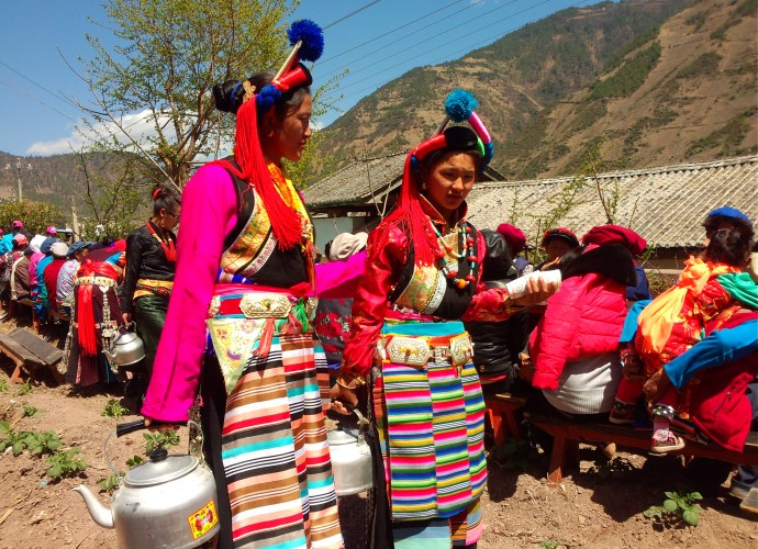 <b><p>Wine in Cizhong turns into a must serve beverage during village weddings.</b></p>
Today grape wine has also become an item in daily household consumption among some families, though particularly during festivals such as weddings where it is consumed in abundance. With the development of local tourism based around Cizhong’s unique history, the local wine has also become a souvenir for Han Chinese and international visitors. The rest of this photo essay describes the production of wine by Wu Gongdi’s family in Cizhong in September 2014. This family has been recognized as the first to procure ‘Rose Honey’ grapes from the remnant churchyard vineyards in 1998 to develop wine as a touristic product, a practice that is now almost ubiquitous among all of Cizhong’s households.