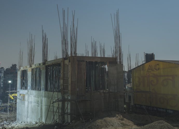 Iron rods protrude precariously from a house under construction. (Kumar, December 14, 2016). 