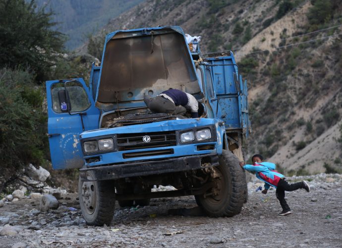 Tumkot, October 2017.
Although no workshops and mechanics exist in the region, Humli people say that the Chinese-made Dongfeng trucks were easier to fix and maintain than Indian Tata trucks because the Dongfeng spare parts are easily available in Taklakot (Purang), the nearest market town across the border.