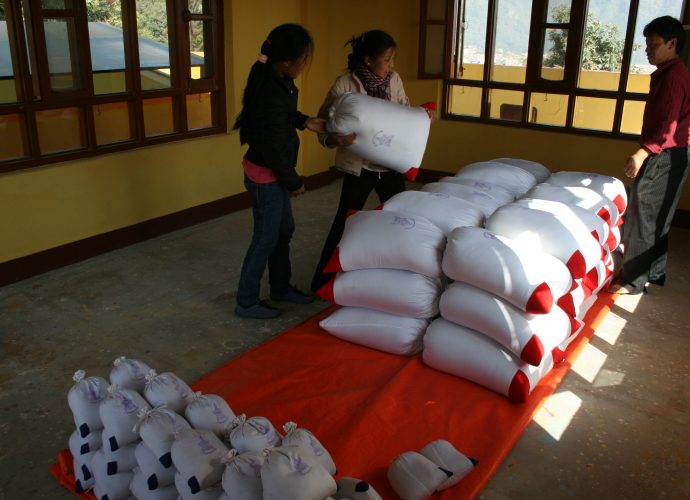About one thousand kilograms of the mendrup medicine have been produced in preparation for the ritual, and packed in cotton bags used for keeping Sowa Rigpa drugs at the monastery’s medical clinic. Amchi Nyima has been organizing and carrying out the work, supported by his students. Different sizes of bags are chosen for different recipients of the medicine: large bags are sent to other Bonpo monasteries and also kept at Triten Norbutse, middle-sized bags are prepared for the sponsors of the ritual. The amount of the mendrup medicine cannot fit into the medicinal vessels placed on the mandala, and thus will remain in bags also for the duration of the ritual.