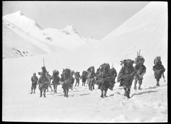 This image shows the conditions with which the porters had to contend. Particularly during the winters, pack animals would have found it difficult to walk on snow, and human labour therefore remained essential. This picture was taken on the Deosai plateau between Baltistan and the Kashmir valley.