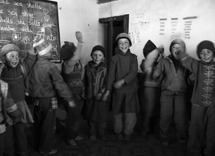 At the end of the presentations there is a performing reward: the singing and dancing of local Zanskari songs. It is a happy moment of releasing the body from the sitting constraints, which allows a freedom of expression through movement and group singing. 